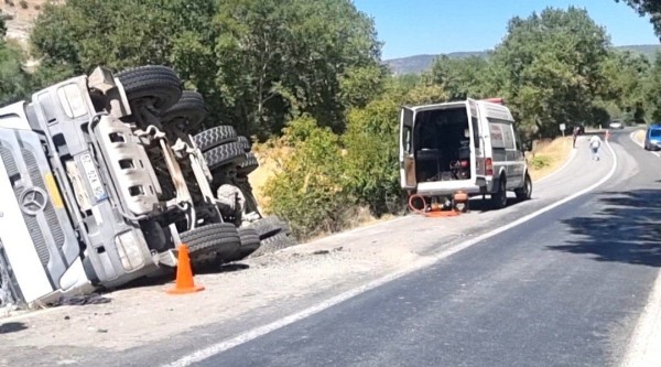 Kütahya'da hafriyat kamyonu şarampole devrildi